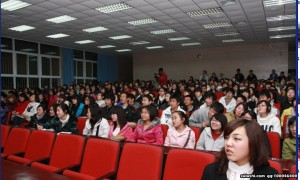姚柳在华中科技大学演讲
